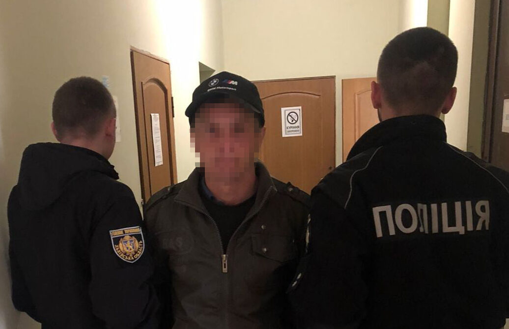 На «Привокзальному» злодій вкрав гаманець у пенсінерки: перехожі наздогнали