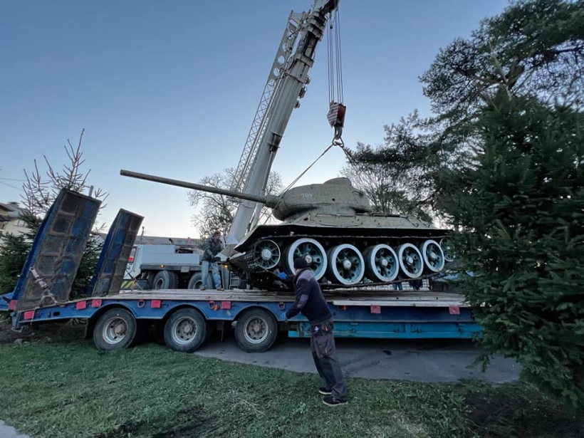У Мукачеві демонтували пам’ятник радянському танку