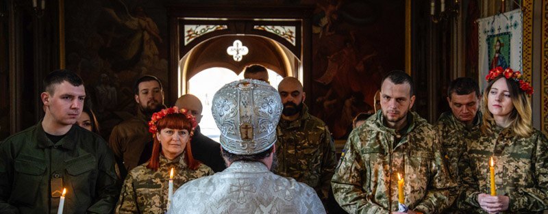 Життя триває: у Ворзелі під Києвом відбулося два весілля