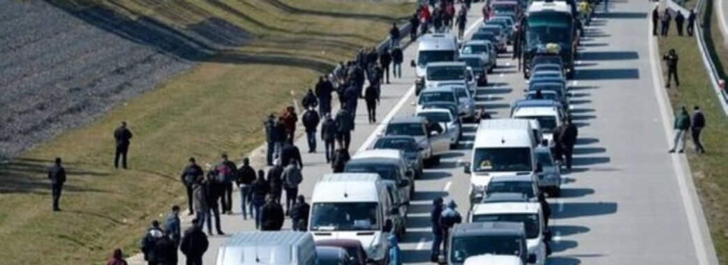 На кордоні з Польщею величезні черги: українці їдуть додому на свята