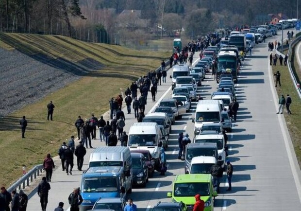 На кордоні з Польщею величезні черги: українці їдуть додому на свята