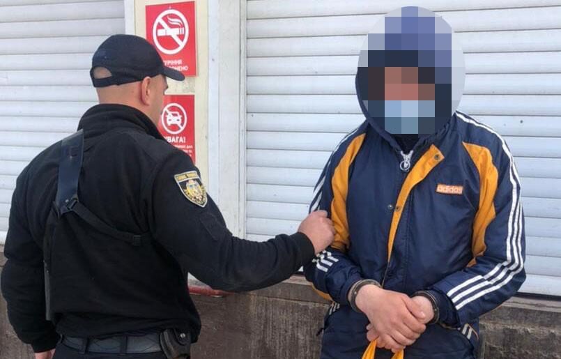 У Львові чоловік обікрав ринок: взяв сиру на 12 тисяч гривень