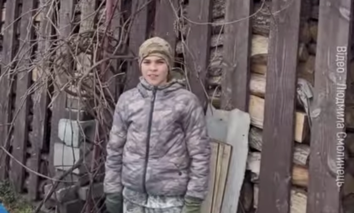 10-річний волинянин облаштував блокпост на городі: його провідали військові (ВІДЕО)