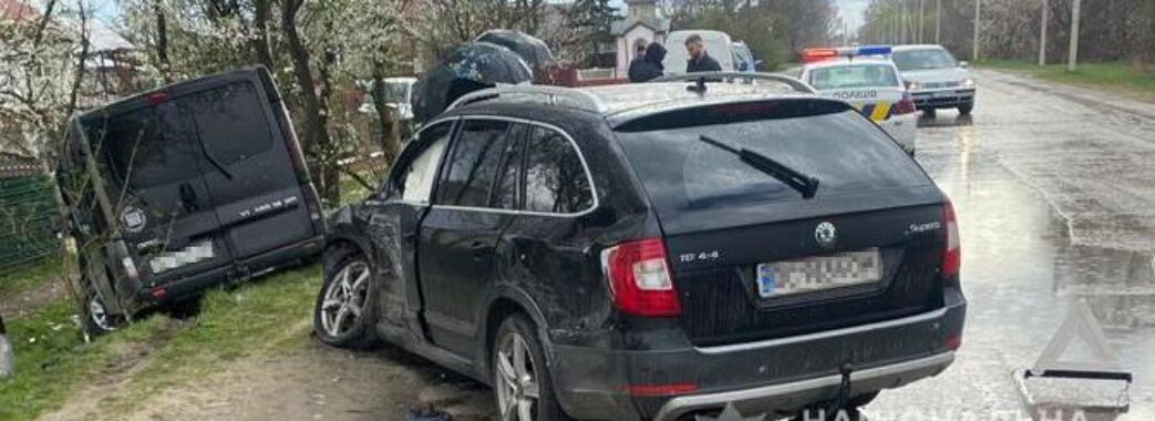 В Яворові зіткнулися бус і легковик: серед постраждалих двоє дітей