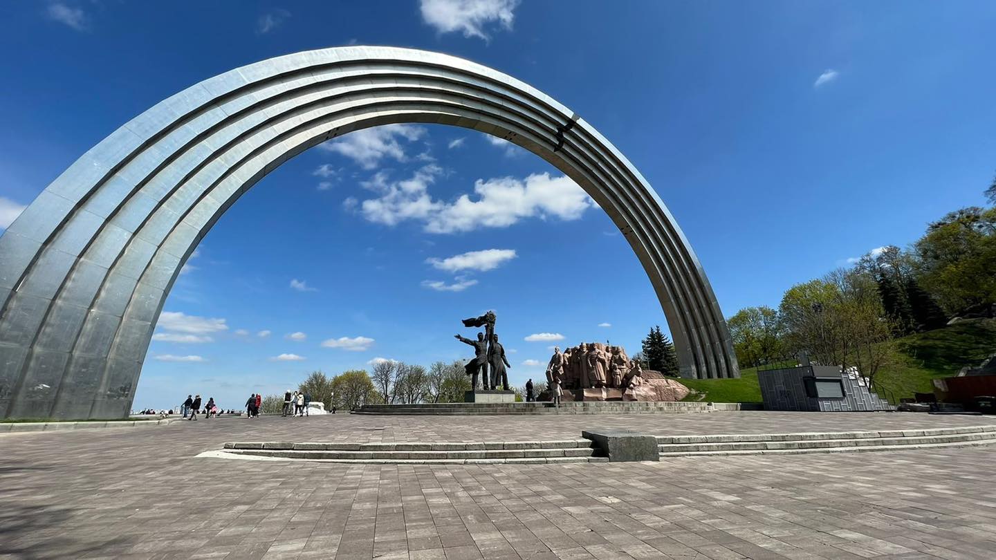 У Києві демонтують скульптуру двох робітників під Аркою дружби народів