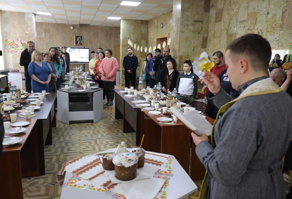 У Львові для переселенців організували спільний великодній сніданок