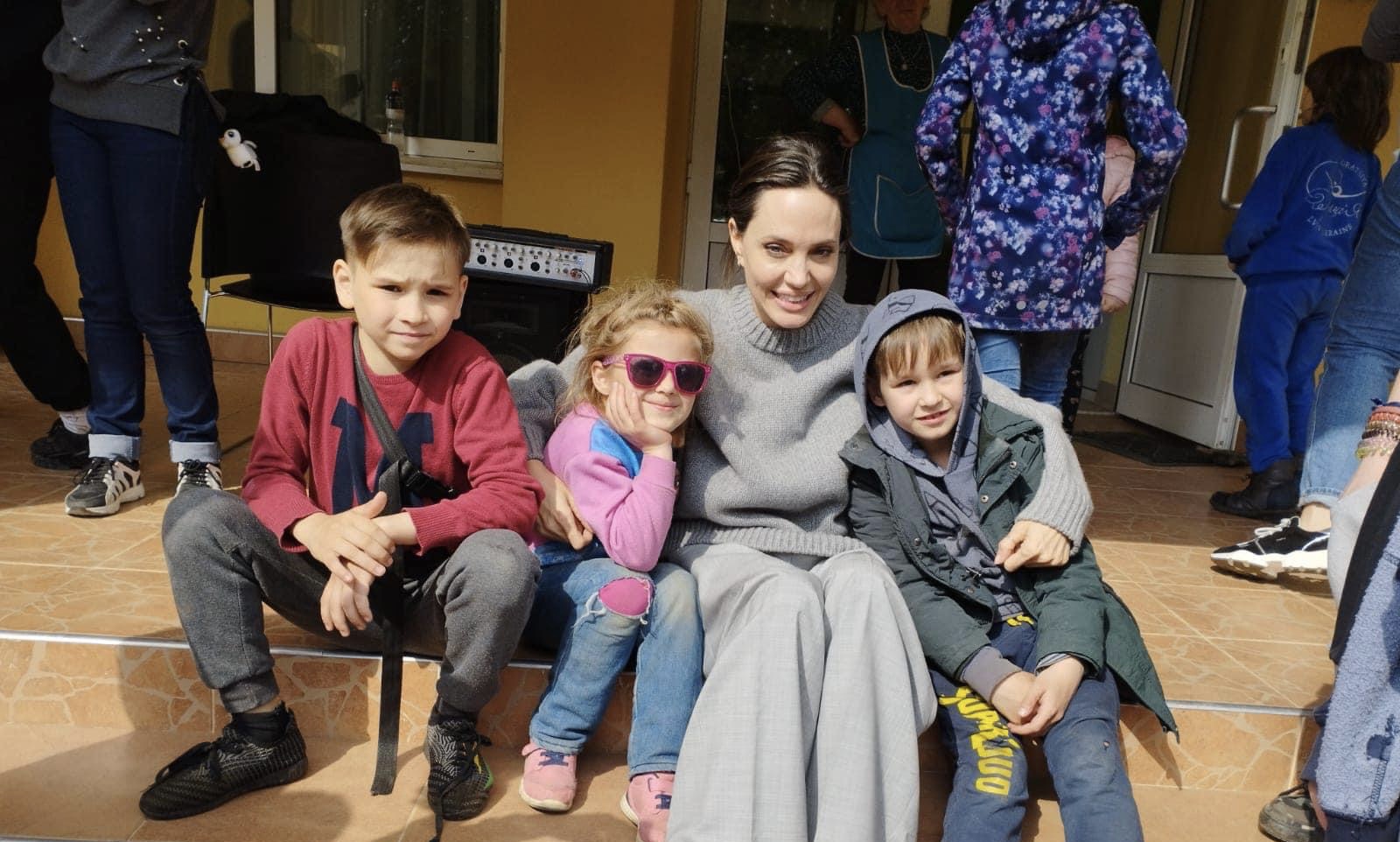 Не тільки на каву: що Анджеліна Джолі відвідала на Львівщині