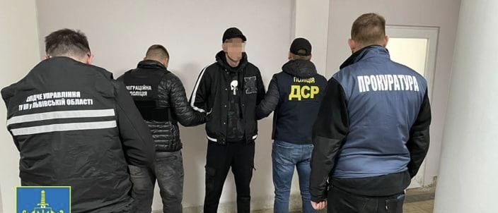 Одесит за $2 тис продавав на Львівщині фальшиві документи для виїзду ухилянтів за кордон