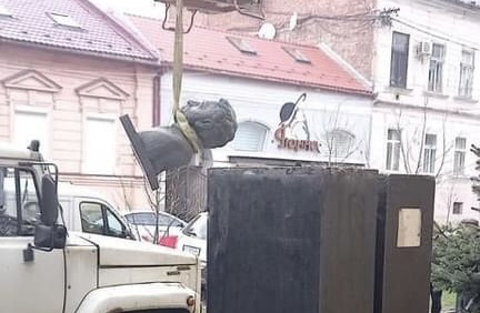 Дерусифікація триває: у Мукачеві демонтували погруддя Пушкіну