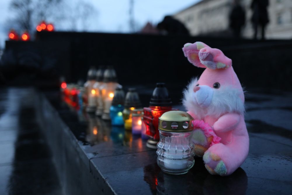 У Львові містяни запалили сотні лампадок в пам’ять про невинно вбитих ворогом українців