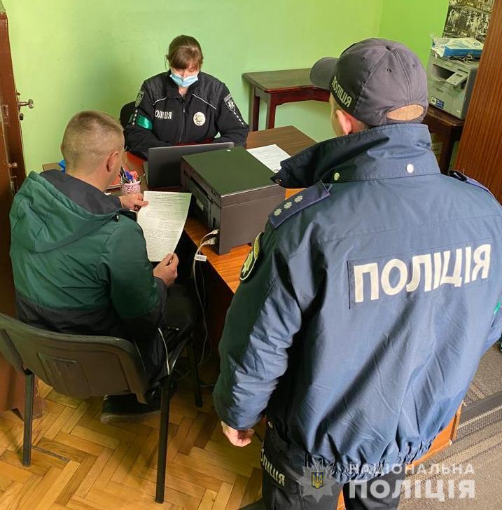 На Львівщині затримали чоловіка, який “поховав дружину”, щоб виїхати за кордон