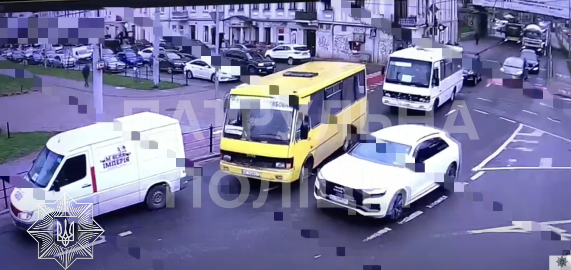 Нетверезий водій службового автобуса в’їхав у дорогу іномарку у Львові (ВІДЕО)