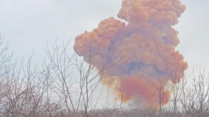 На Луганщині окупанти влучили в цистерну з азотною кислотою: жителів просять підготувати вологі маски (ВІДЕО)