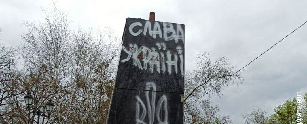 В Харкові військові демонтували бюст маршалу Жукову (ВІДЕО)