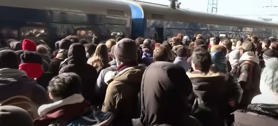 У поїзді на 800 місць з Краматорська до Львова їдуть 2400 українців