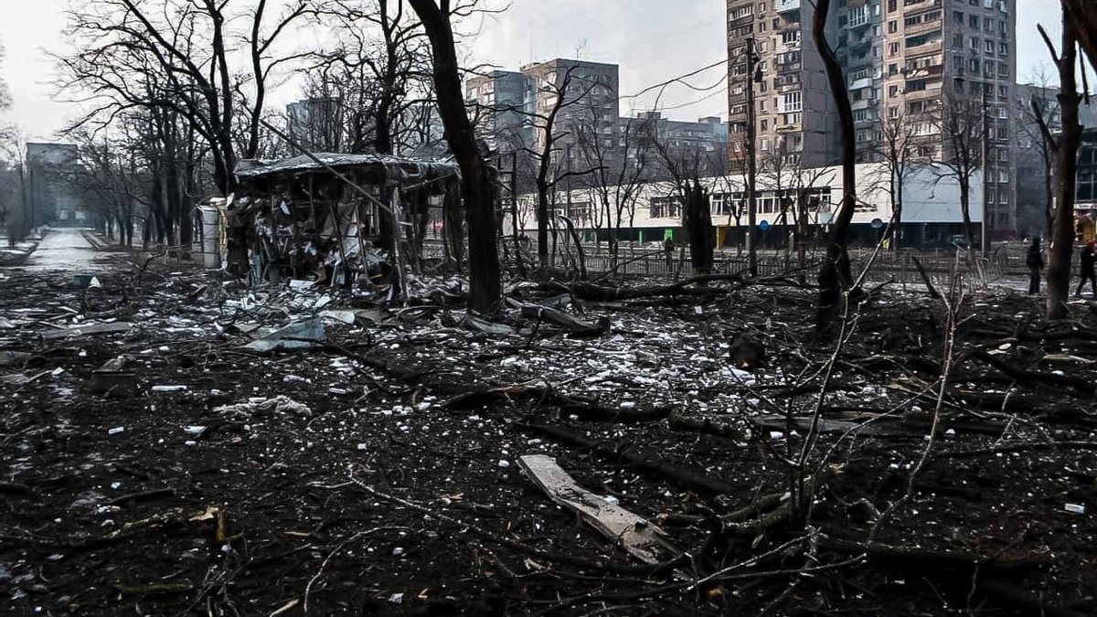 «В Маріуполі триває зачистка»: окупанти вбивають людей просто на вулицях