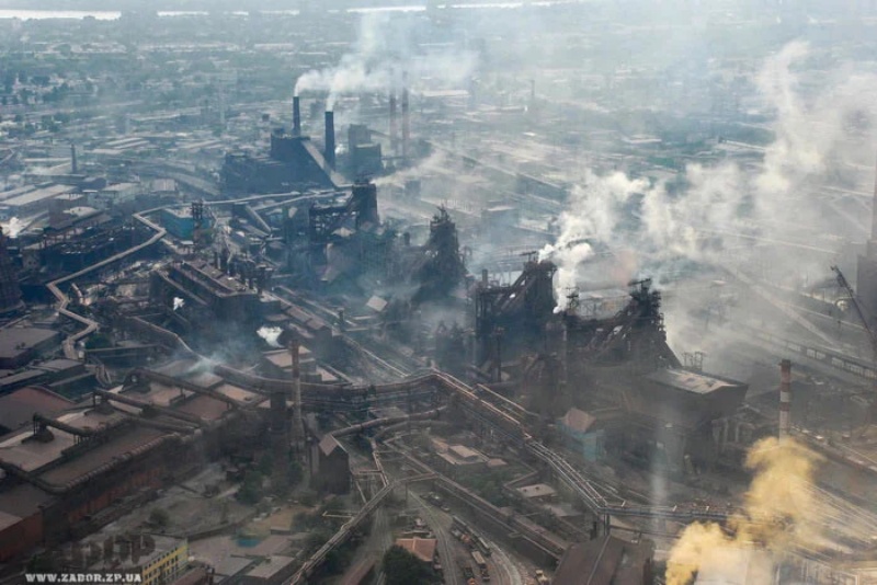 Окупанти розбомбили «Азовсталь», під завалами люди — заступник командира «Азову»