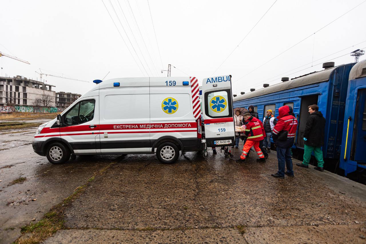 До Львова спецвагонами доставили поранених під час евакуації маріупольців