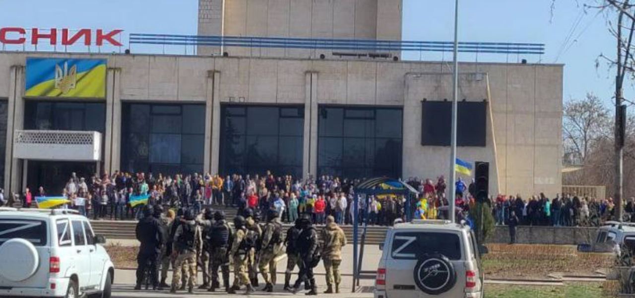 В Енергодарі окупанти розігнали мирний мітинг обстрілами та вибухами гранат (ВІДЕО)