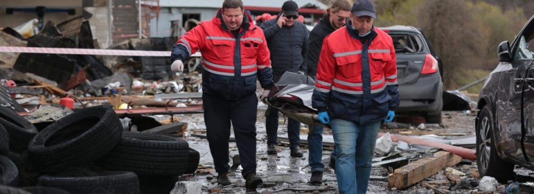 Пошкоджені шиномонтаж та десятки машин: Козицький показав фото наслідків ракетного удару