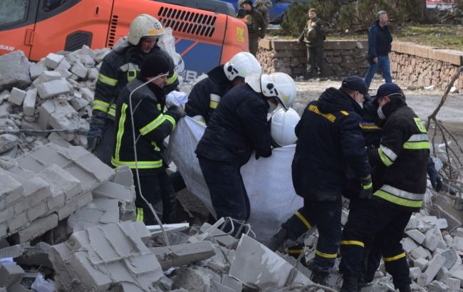 В Миколаєві продовжують розбирати завали будівлі ОДА: вже є 24 жертви