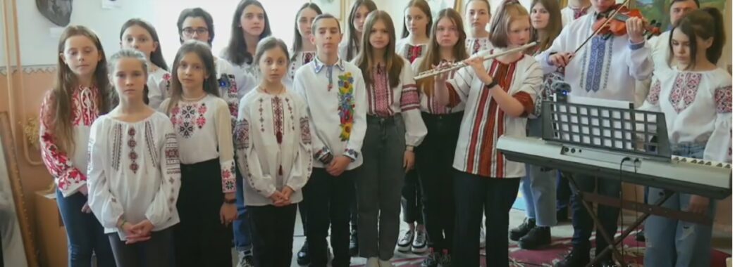 Флешмоб, що єднає: у Стрілках місцеві учні спільно з дітьми-переселенцями виконали пісню “Ой у лузі червона калина”