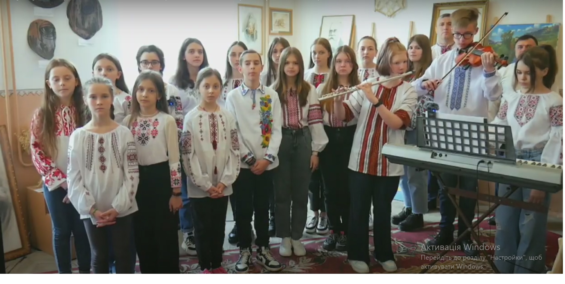 Флешмоб, що єднає: у Стрілках місцеві учні спільно з дітьми-переселенцями виконали пісню “Ой у лузі червона калина”