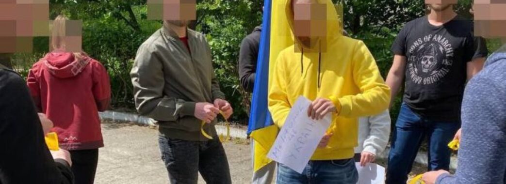 В окупованому Мелітополі люди вийшли з прапорами України й заспівали гімн (ВІДЕО)