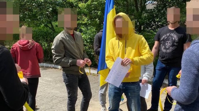 В окупованому Мелітополі люди вийшли з прапорами України й заспівали гімн (ВІДЕО)