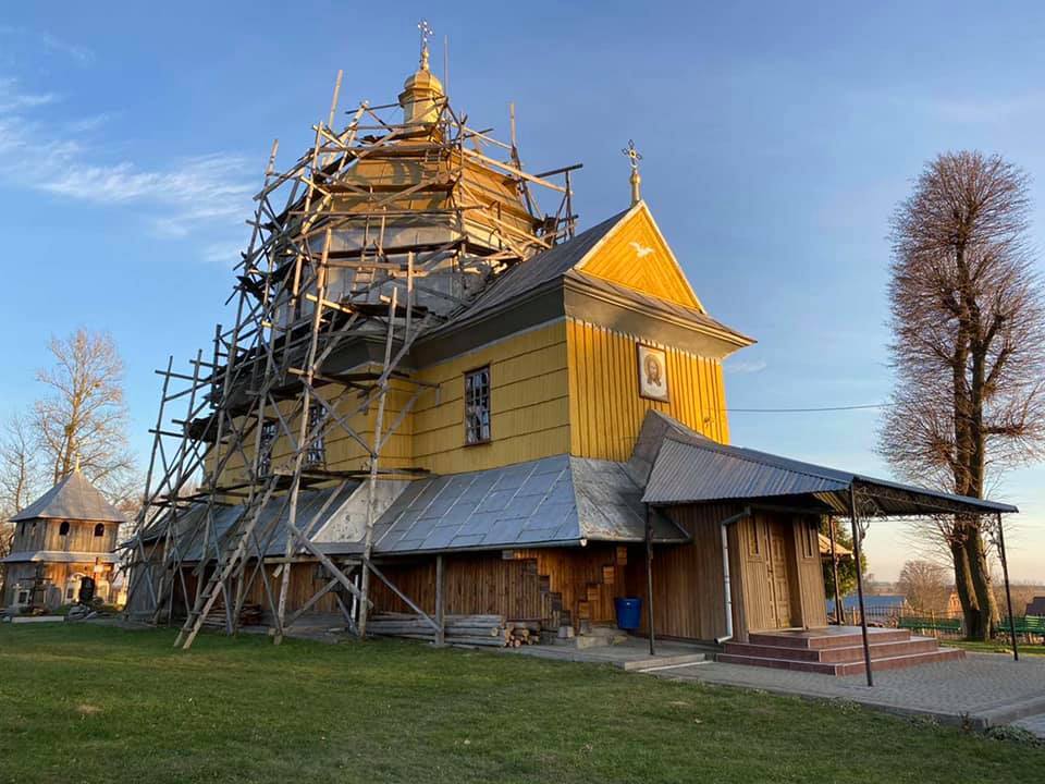 На Львівщині відновили ремонт даху старовинної церкви