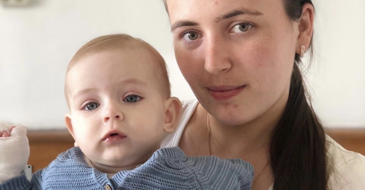 Побачили лише під час годування: львівські медики прооперували дівчинку з зайвим пальчиком