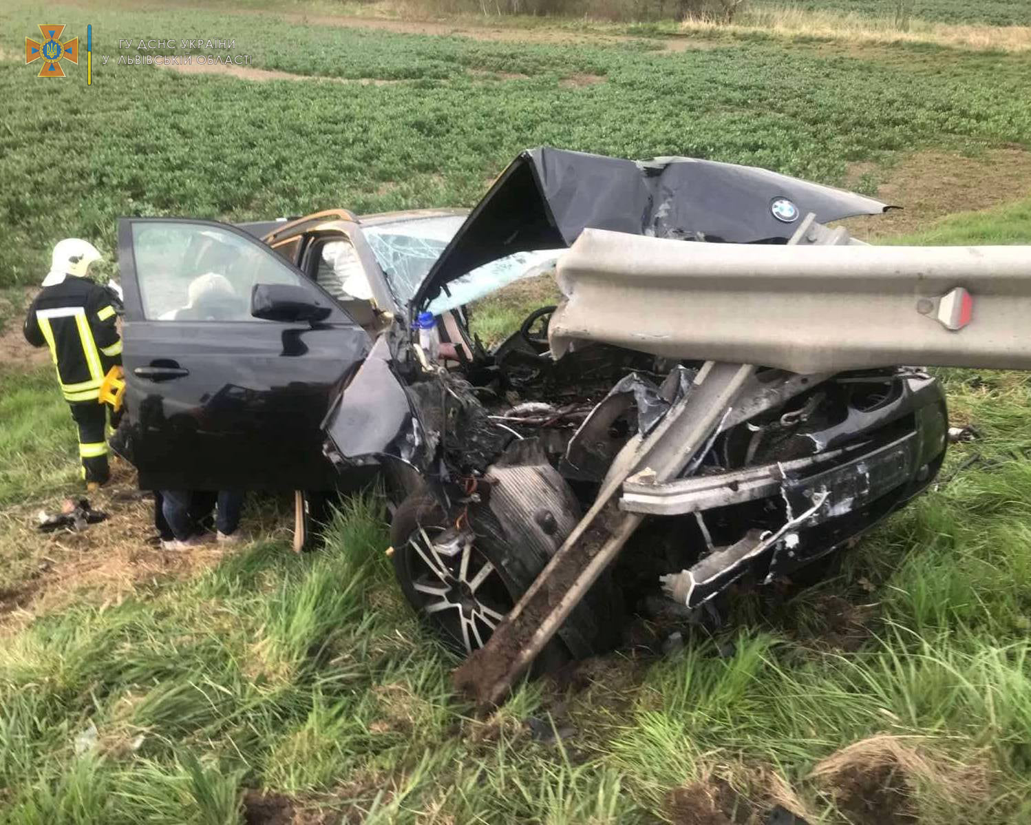 Неподалік Львова BMW в’їхало у відбійник: водія з авто діставали рятувальники