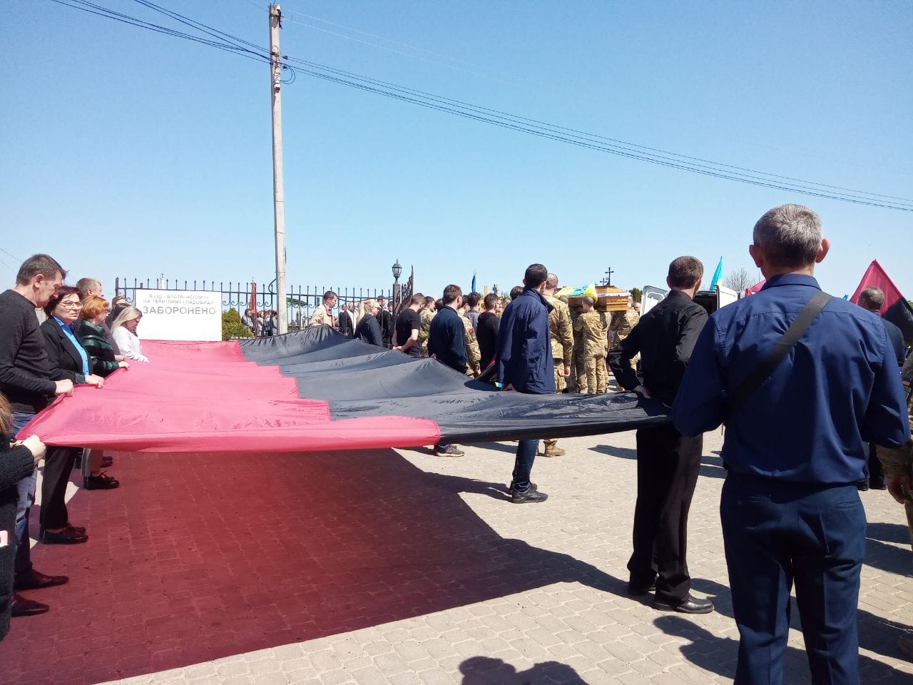 Пропустив усіх, а сам сховатись не встиг: Сокільники попрощались з Героєм