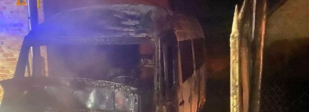 На Львівщині згорів мікроавтобус Мерседес: причини займання встановлюють