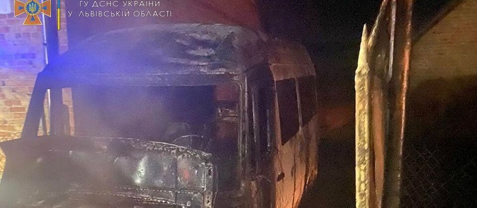 На Львівщині згорів мікроавтобус Мерседес: причини займання встановлюють