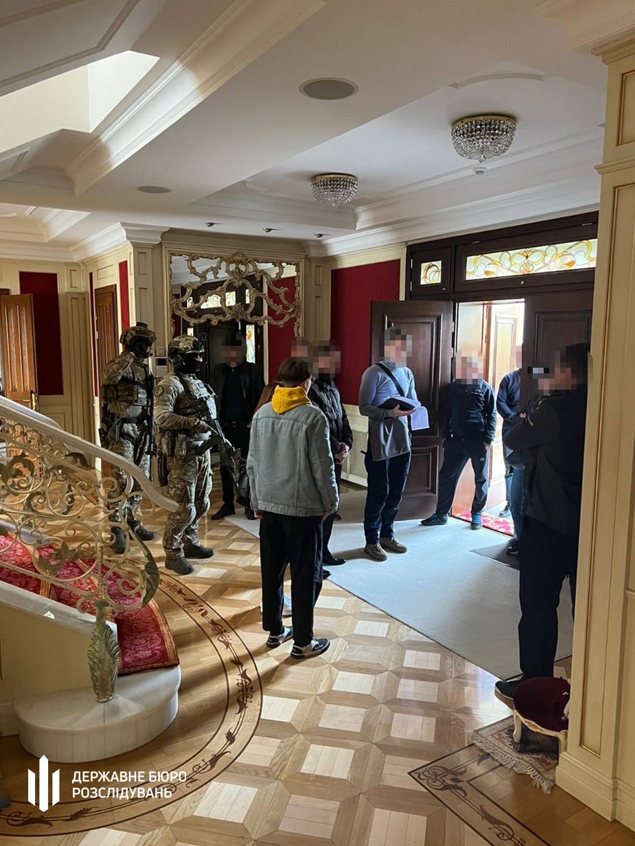 На Львівщині в будинках Медведчука і Козака провели обшуки: суцільний антикваріат і розкіш