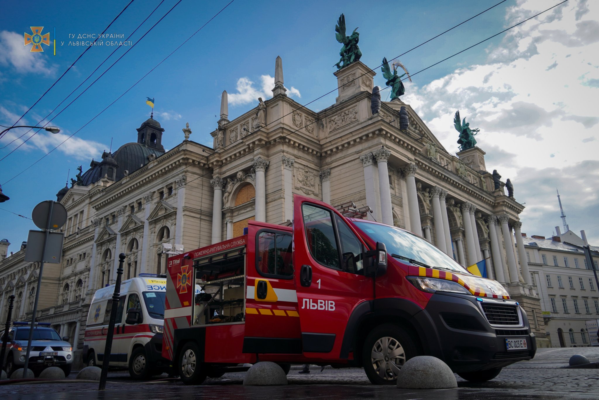 В пожежі у центрі Львова згоріли електромашинки, якими дітей возили біля Львівської Опери