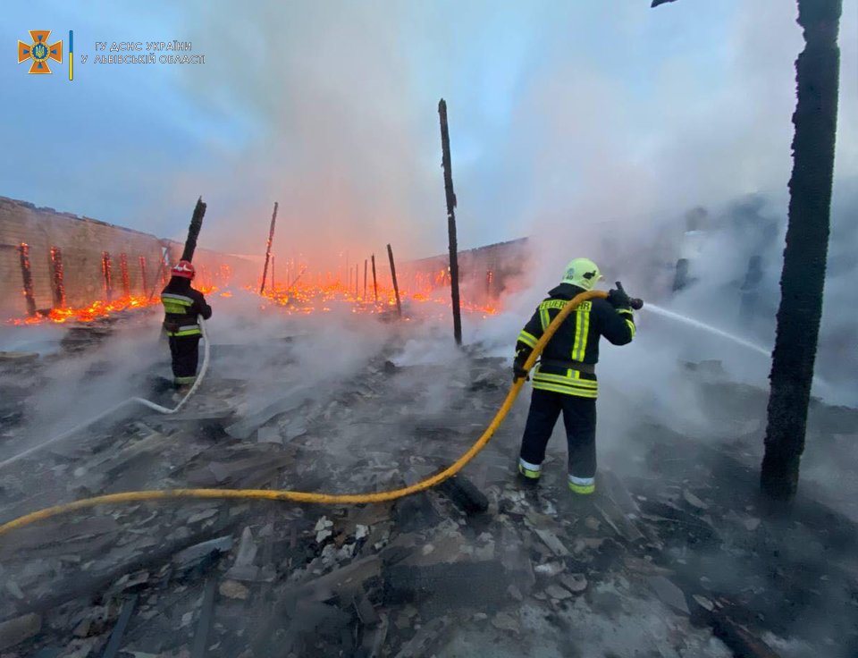 На Червоноградщині сталась масштабна пожежа на одному зі складів (ВІДЕО)