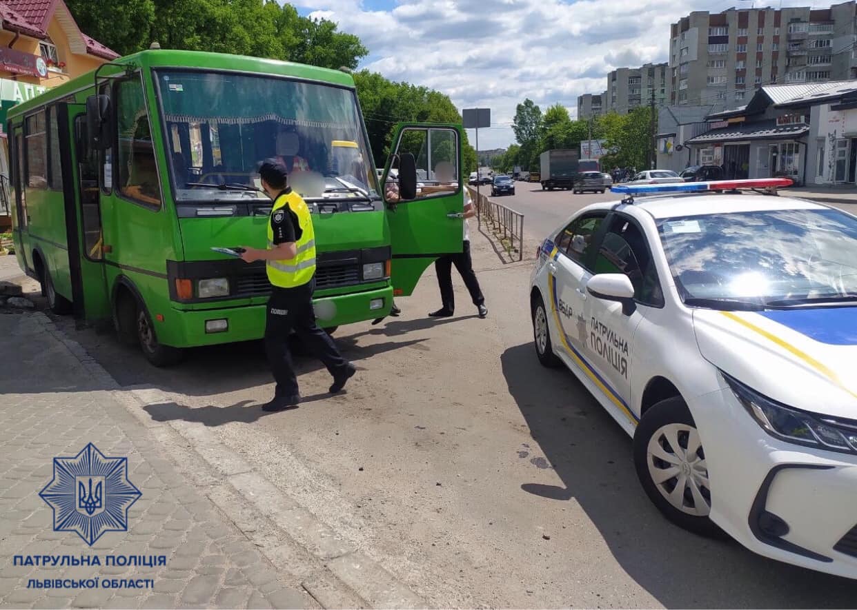 На Львівщині поліцейські проінспектували маршрутні автобуси: які результати