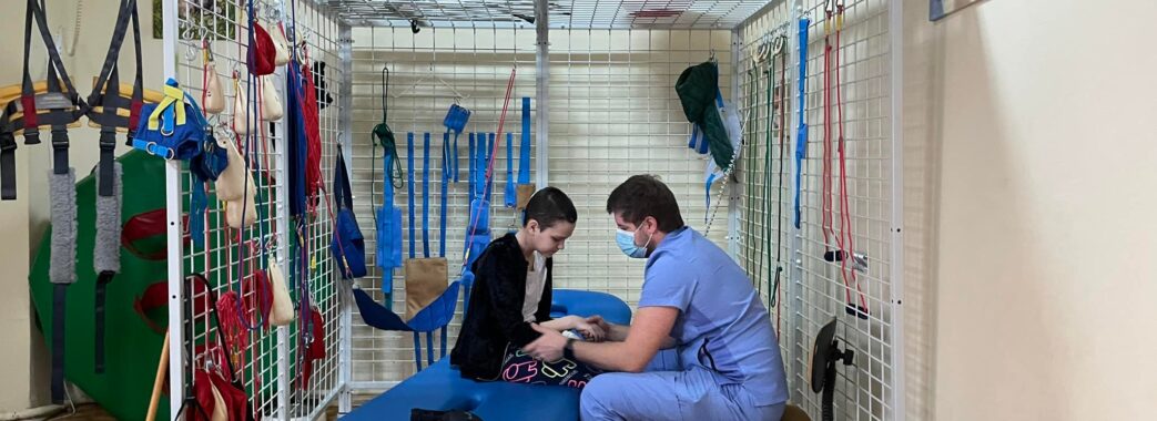 Єдина, хто вижив: у львівській лікарні привітали з 10-річчям дівчинку з Донеччини