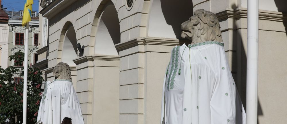 У Львові левів вдягнули у вишиванки
