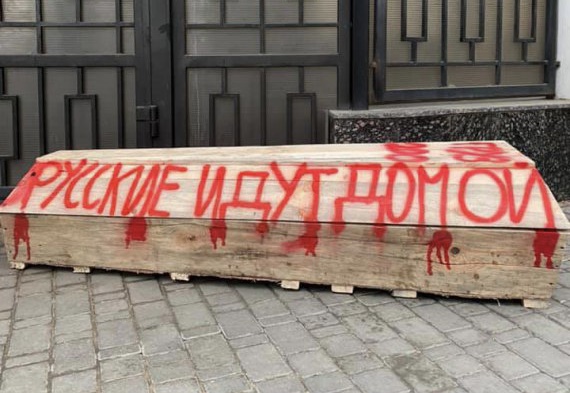 Рашисти нещодавно вивезли з Маріуполя 10 камазів з «грузом 200»