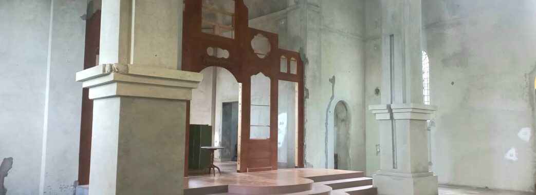 «Голі» стіни, зняті хрести та дзвони: дрогобицький «батюшка» спустошив церкву перед передачею у власність ПЦУ