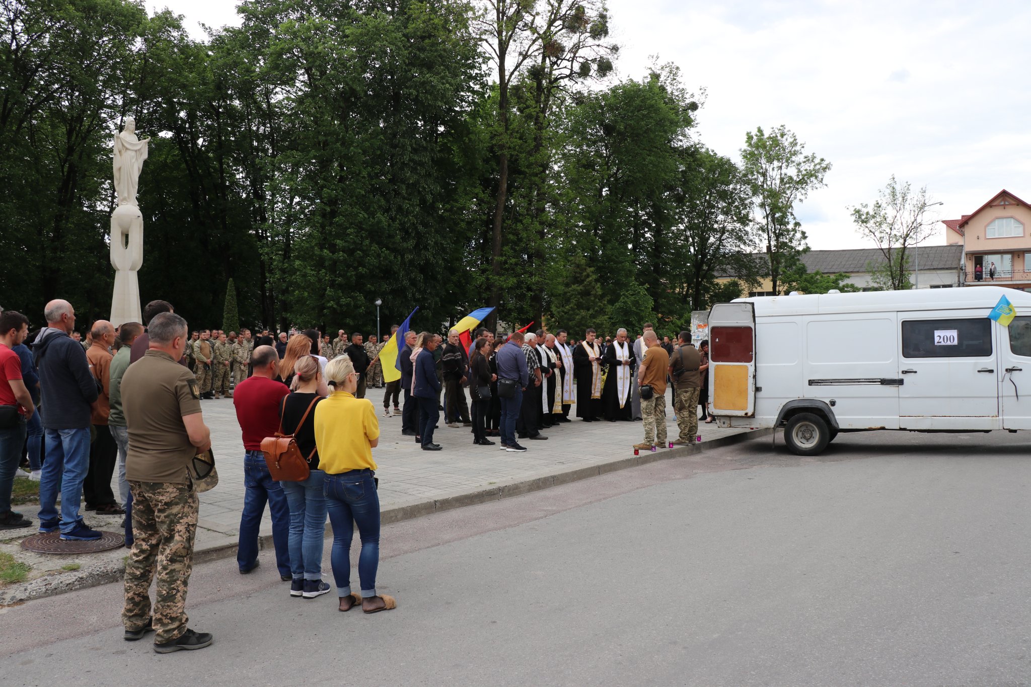 Без батька залишились троє дівчат: Миколаївська громада попрощалась з захисником