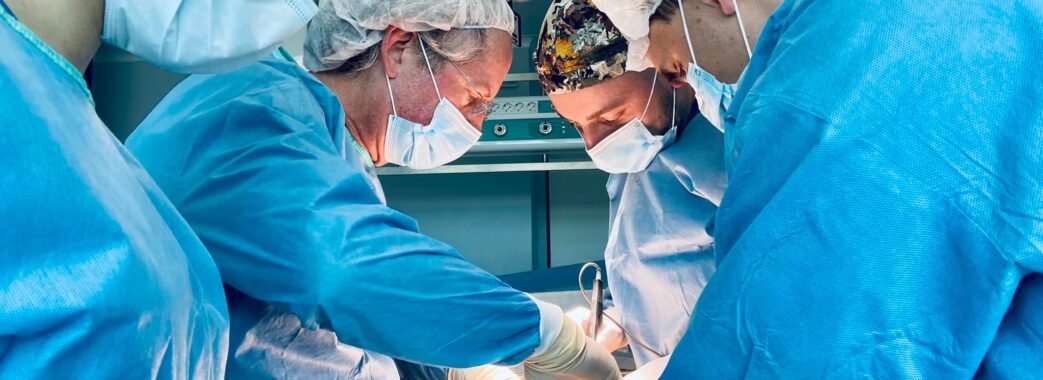 Його команда першою пересадила людині нирку свині: Львів відвідав легендарний трансплантолог