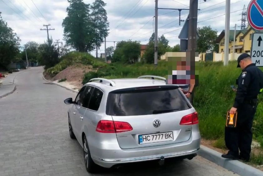 Паркування зі зброєю: у Львові один водій погрожував іншому зброєю на парковці