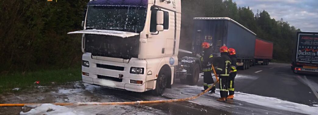 На трасі Київ-Чоп загорілась вантажівка: гасити вогонь допомагали водії зустрічних авто