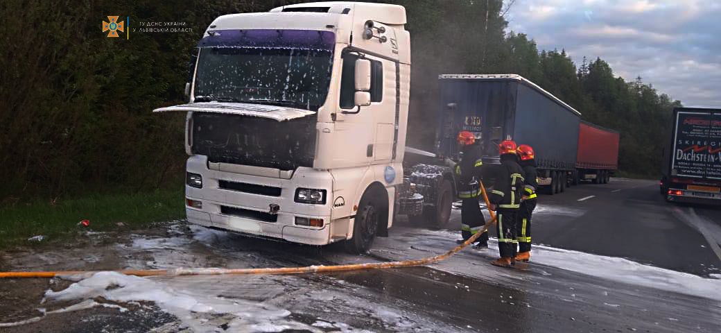 На трасі Київ-Чоп загорілась вантажівка: гасити вогонь допомагали водії зустрічних авто