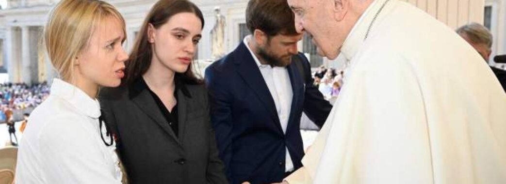 Папа Франциск зустрівся з дружинами захисників Маріуполя