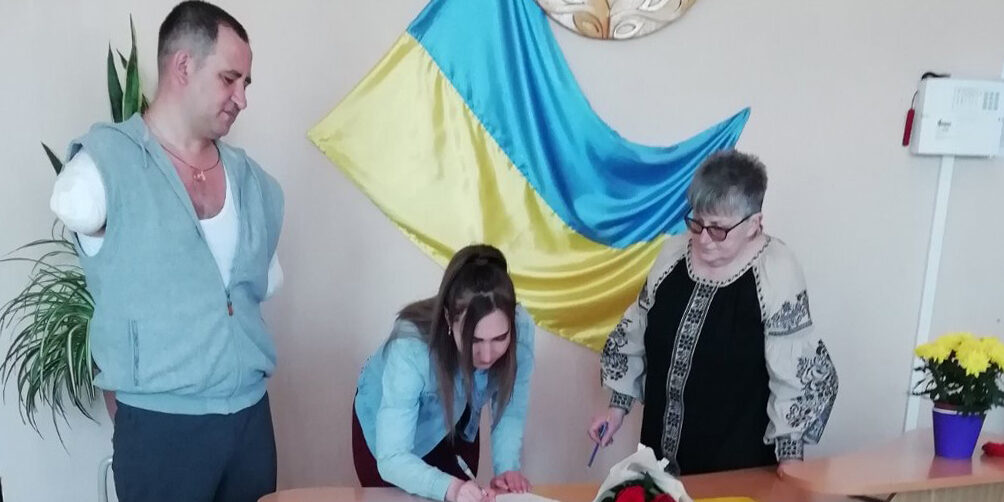 Боєць, який втратив обидві руки в Маріуполі, одружився у Трускавці